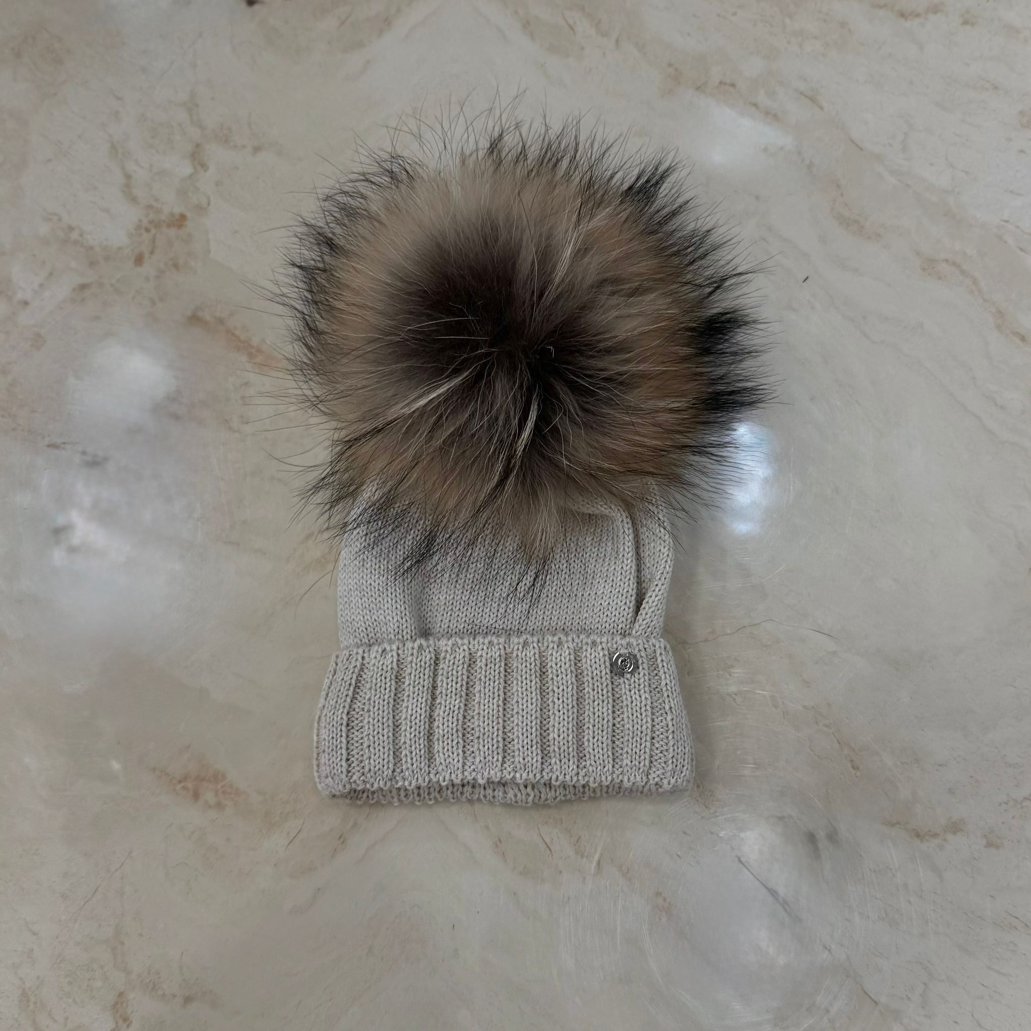 Cappellino con pom pom in volpe