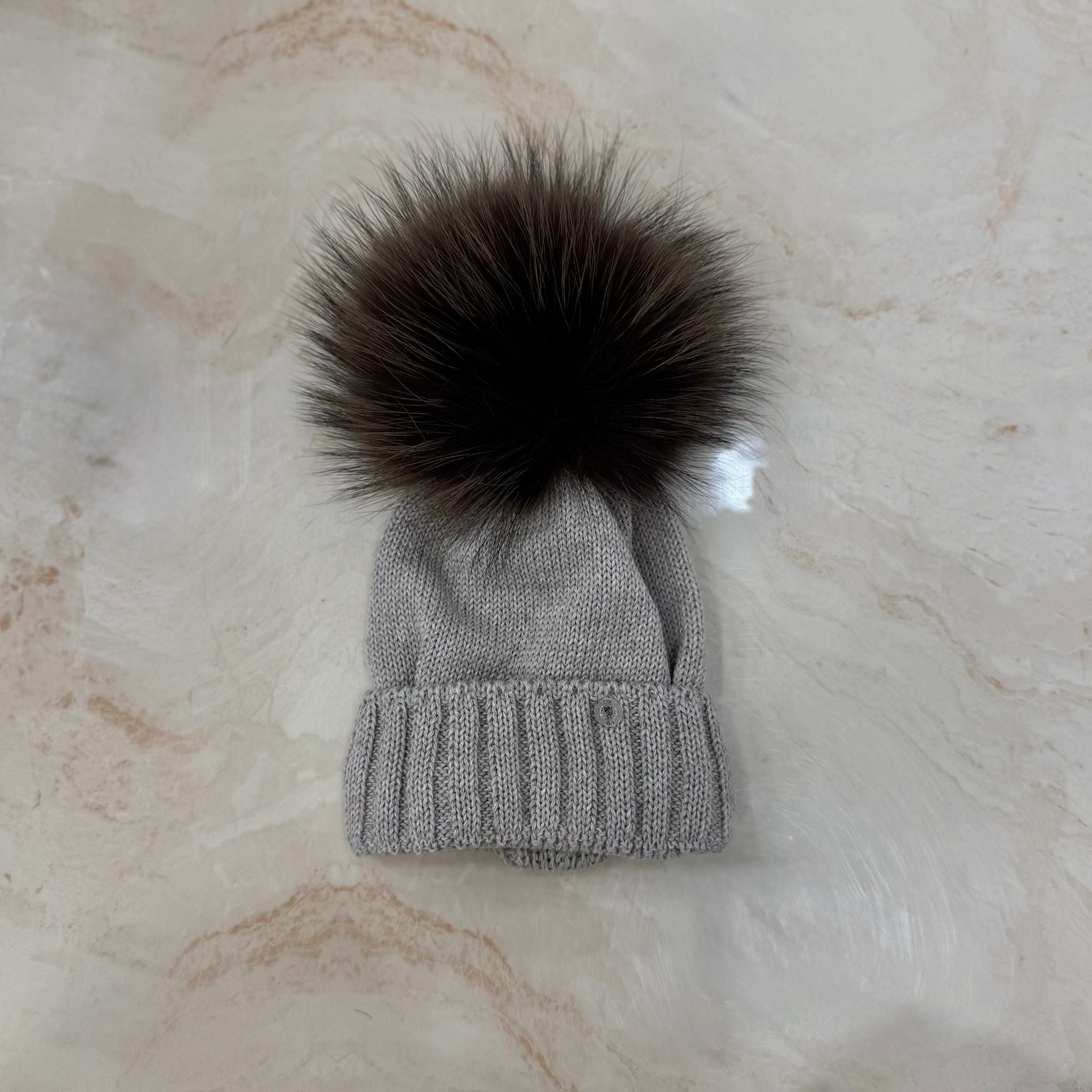 Cappellino con pom pom in volpe