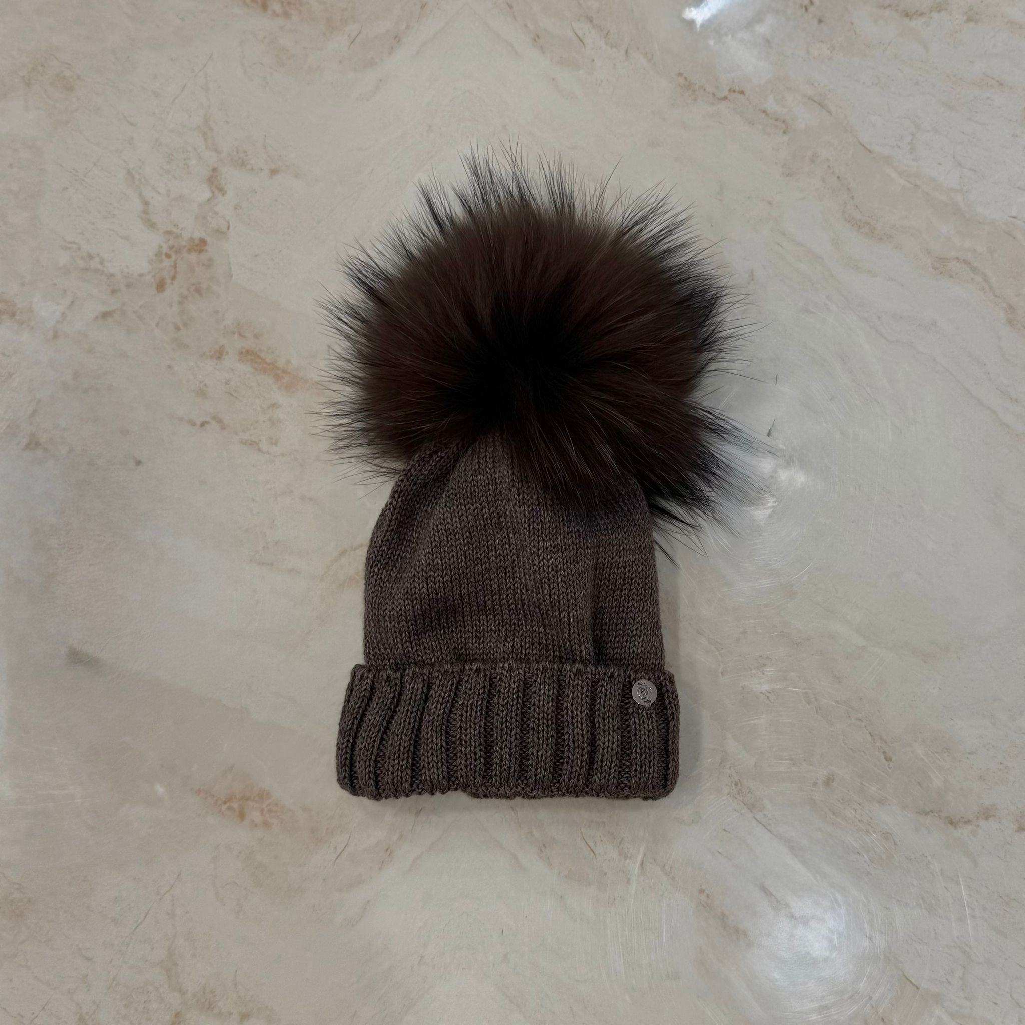 Cappellino con pom pom in volpe