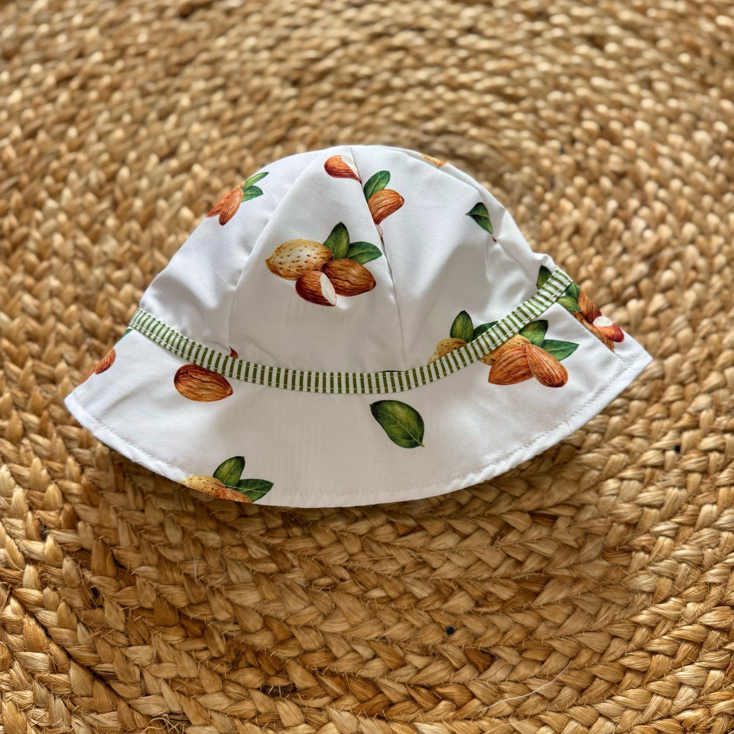 Meia Pata Cappellino mare Almonds