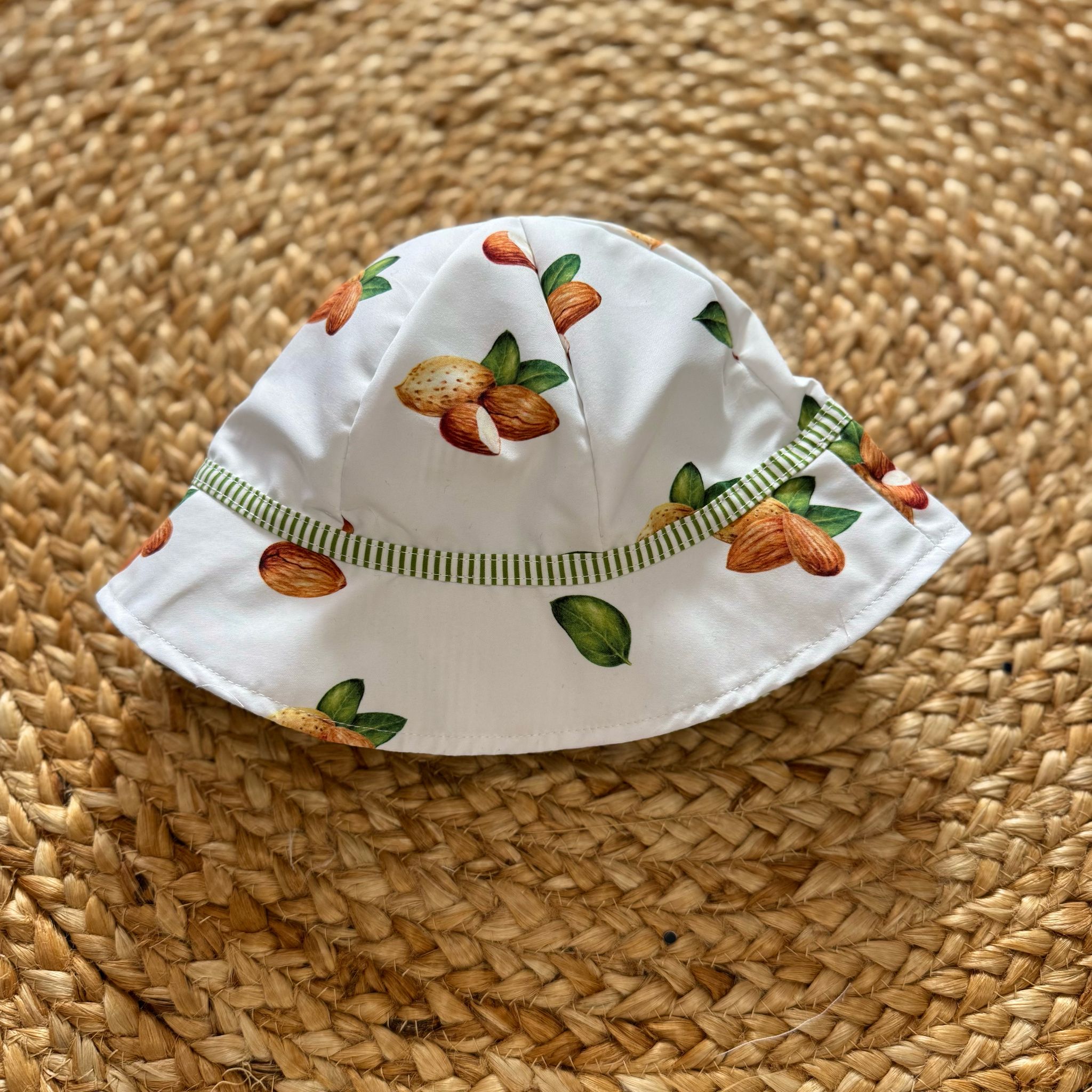 Meia Pata Cappellino mare Almonds