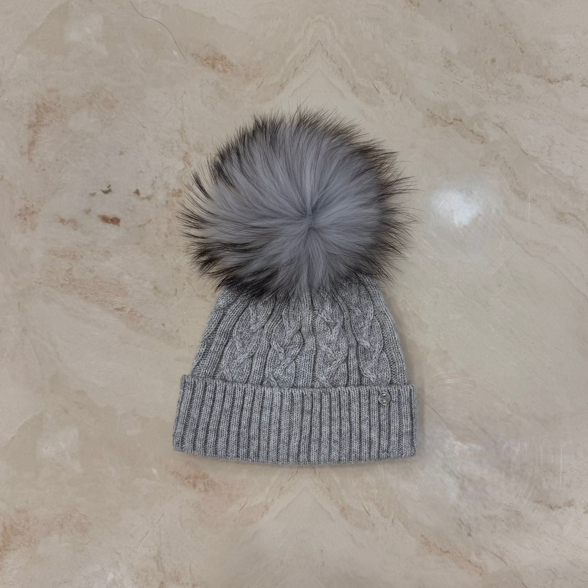 Cappellino intreccio con Pom pon in volpe