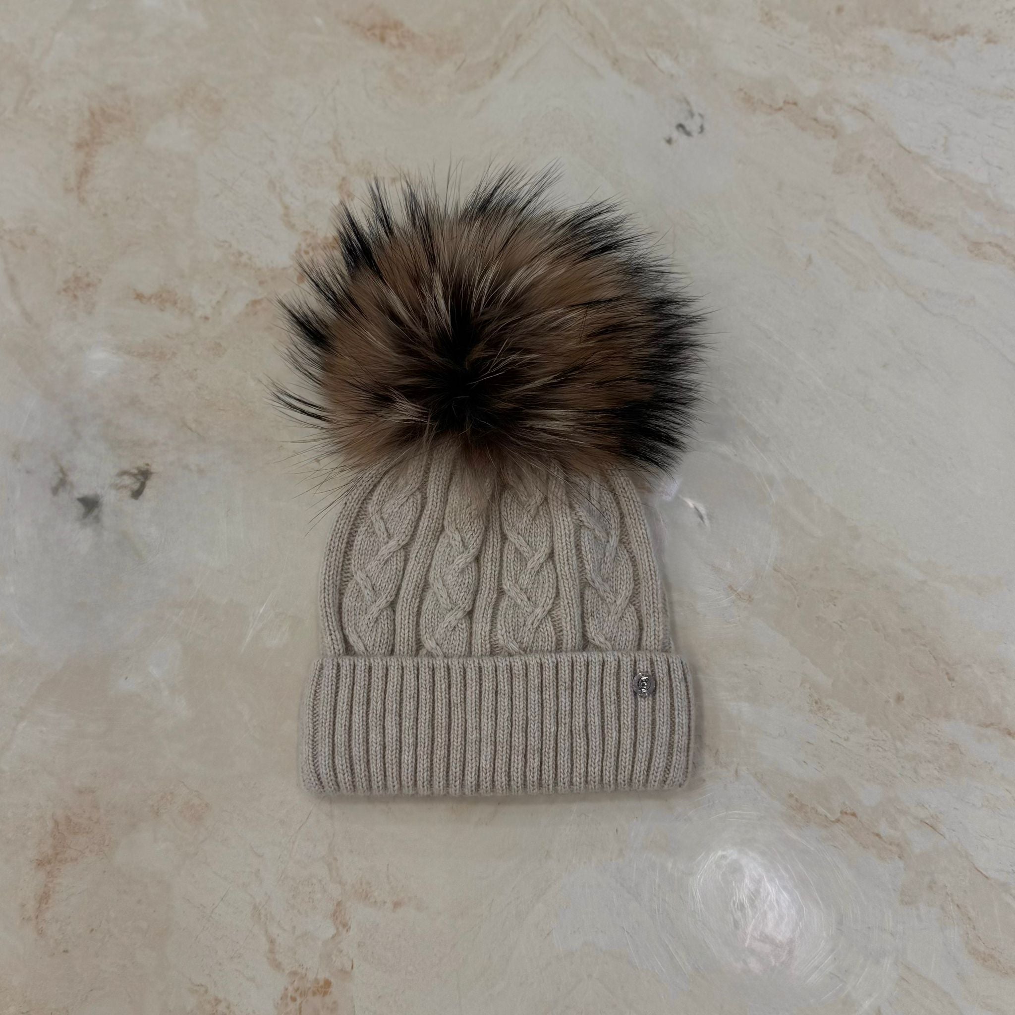 Cappellino intreccio con Pom pon in volpe