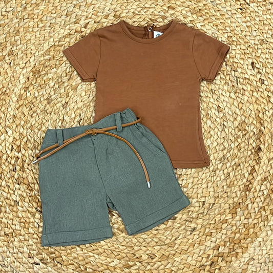 The T-shirt and shorts layette. With belt