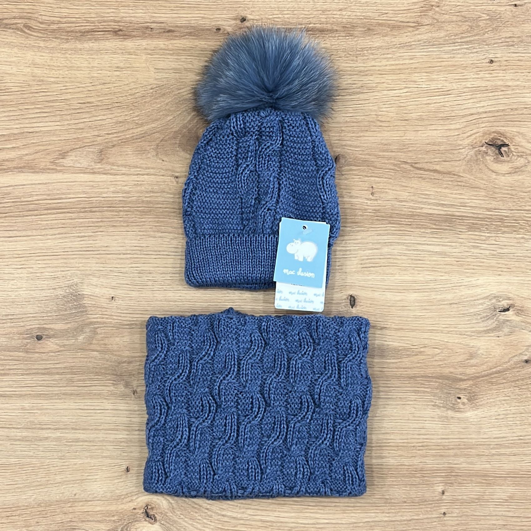 Mac Ilusion Hat and PomPon Neck Warmer