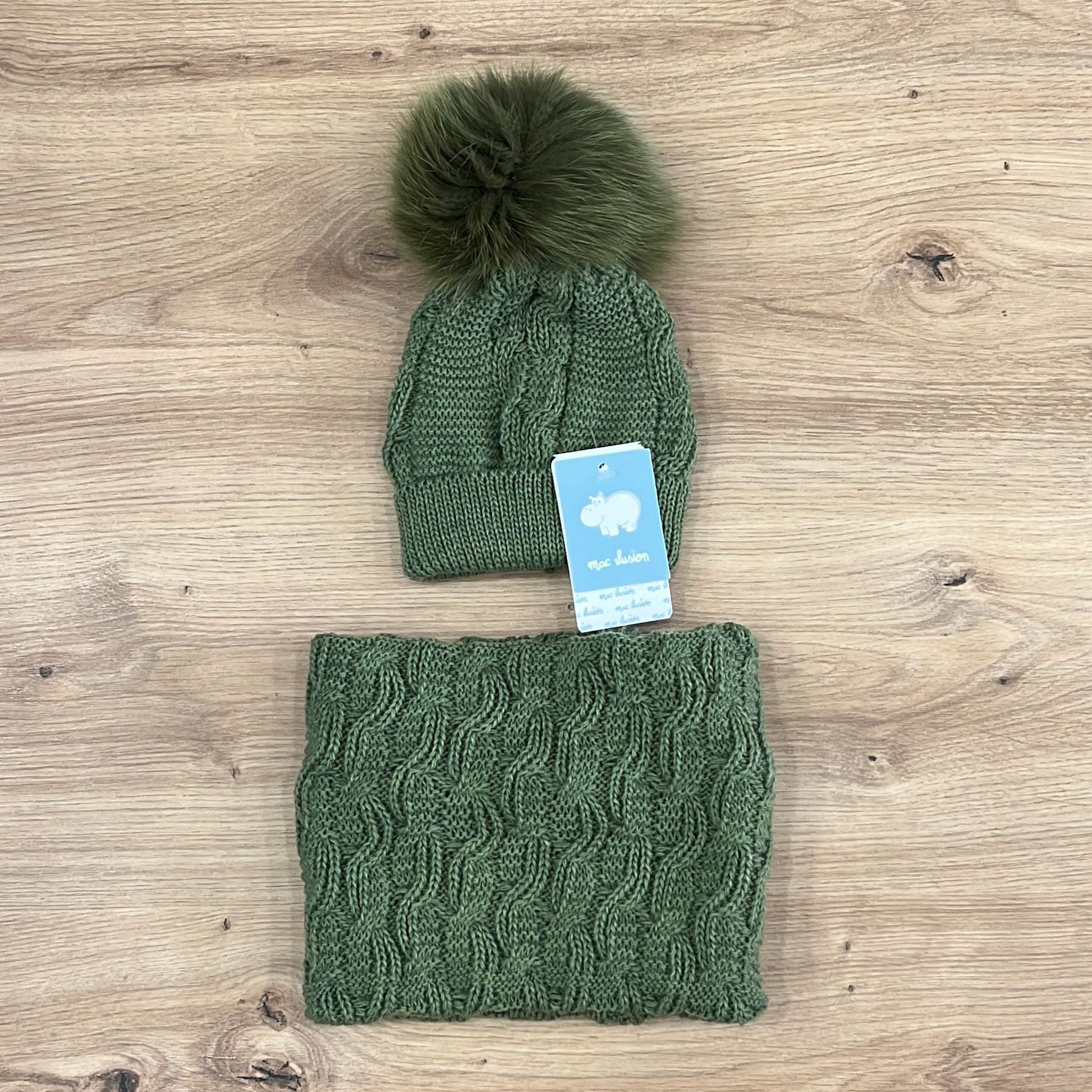 Mac Ilusion Hat and PomPon Neck Warmer